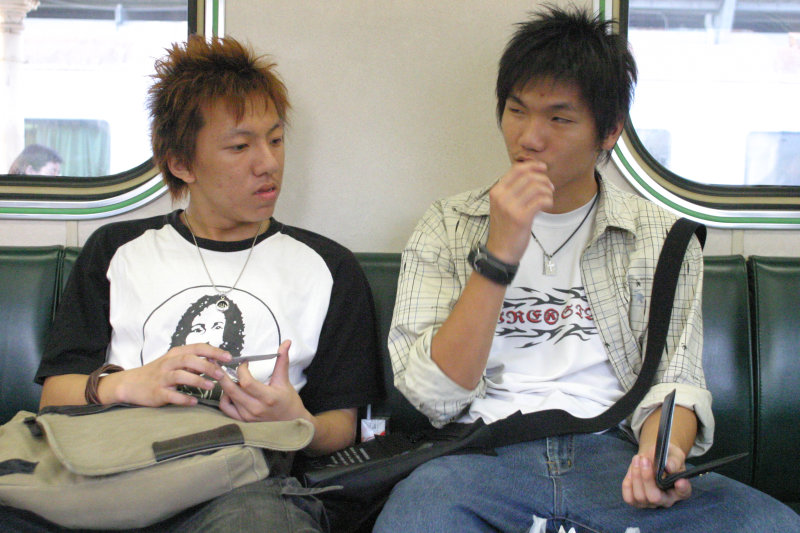 台灣鐵路旅遊攝影電車-區間車交談的旅客2005攝影照片21